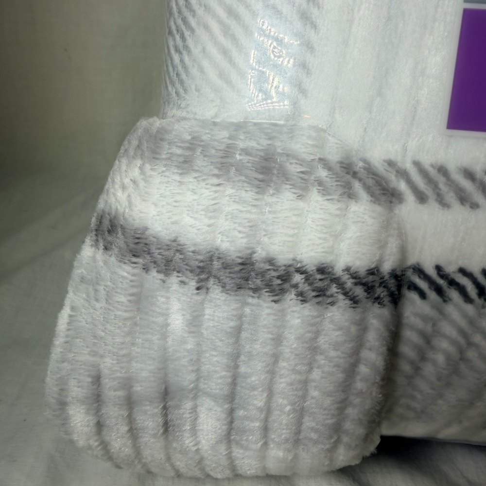 Full/Queen Size Blanket - Picture 3 of 4